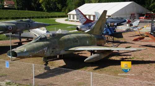 Super Sabre américain, utilisé notamment pendant la guerre du Vietnam contre les MIG19, la France en posséda environ une centaine, ils furent retirés en 1978.