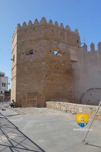 Tour Hexagonale avec canonnière, on remarquera les créneaux différents du mur d&#039;enceinte . En cour de restauration en 2017.