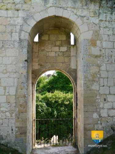 Eentrée secondaire de la cité médiévale avec pont levis, elle donnait accès comme la porte Royale à la partie haute.