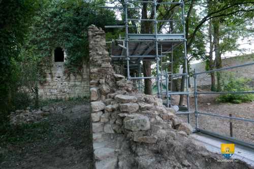Echaffaudage pour les fouilles, enceinte des fortifications supérieures de la Charité sur Loire