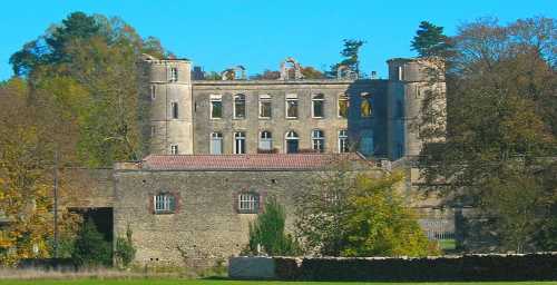 Château de Trémilly après le feu de 2002 -source wikipédia par Javelot1 - remodifié