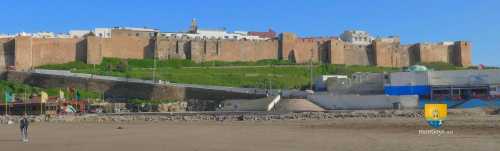 Plage de Rabat et une partie de ses fortifications et remparts.