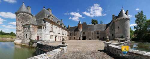 Cour intérieure du château de Boucard