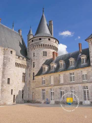 Cour intérieure du château de Sully-sur-Loire, Tour et donjon d&#039;angle