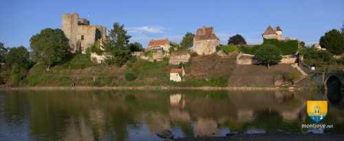 étang et château de Bourbon l&#039;Archambault, on y voit encore les bases des anciennes tours de défenses