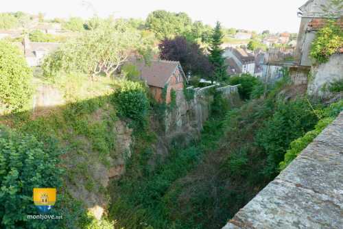 Fossé du château à l&#039;emplacement de l&#039;ancien pont-levis