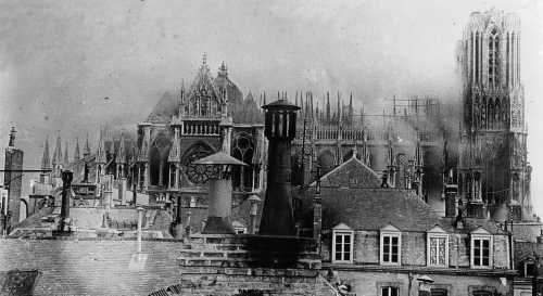 Cathédrale de Reims en feu - 1917