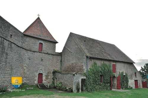 Tour de la Chapelle et les écuries du XIIe - Château de Brandon