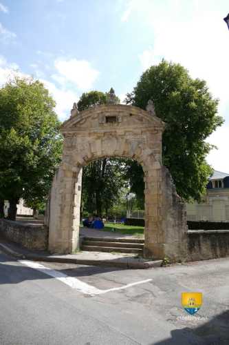 Ancienne porte du prieuré ( déplacée )