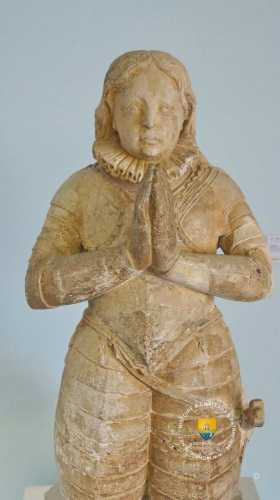 Statue de Jeanne d&#039;Arc, originale sur la devanture de la maison
