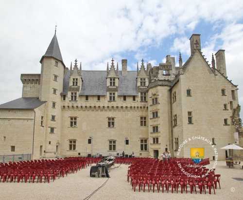 cour,  château de Montsoreau