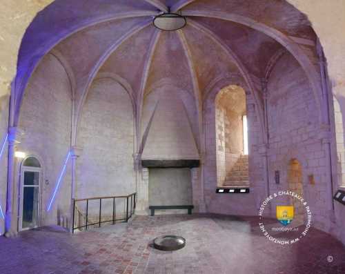 Salle d&#039;Honneur du donjon d&#039;Issoudun, 1er étage, avec le puits &quot; girafe&quot; , ses deux ouvertures et sa cheminée.
