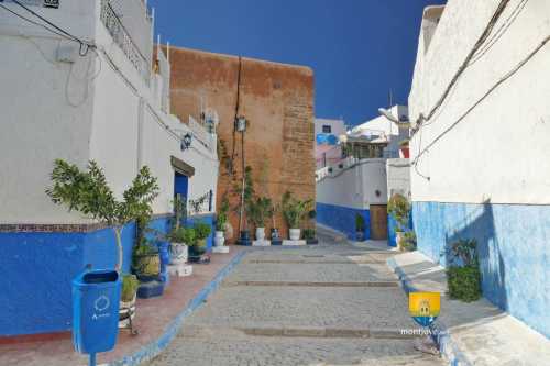 Petite Ruelle de la Kasbah de Rabat. Elle donne un aspect assez proche des rue de Sidi Bou Said en Tunisie.