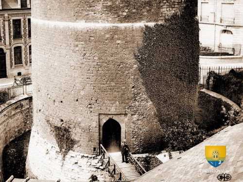 Base de la Tour Jeanne d&#039;Arc à Rouen, début du XXe, carte postale ( détail )