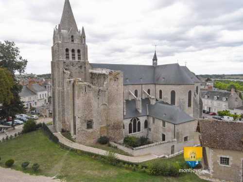 Collégiale Saint-Liphard , vue du château de Meung-sur-Loire. On observe assez bien la tour Manassés du XIIIe siècle.