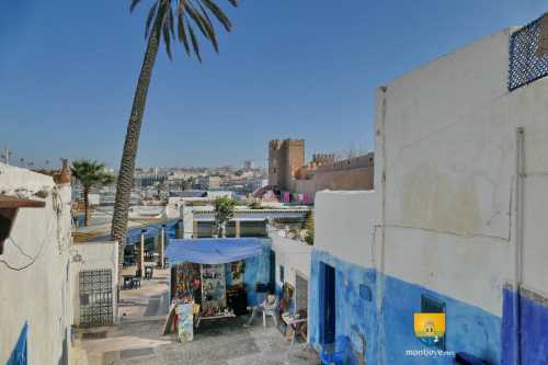 Petite rue dans la Qasbah des Oudayas, on a ici une architecture et des couleurs plus proche de la méditerrannée alors qu&#039;on est bien face à l&#039;atlantique.