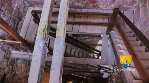 Escalier de bois pour monter dans le donjon de Saint-Ulrich