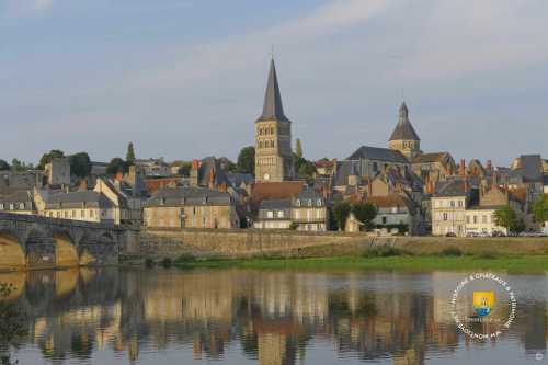 Prieuré Notre-Dame de La Charité-sur-Loire et la Loire, Tour de Cuffy en haut à gauche