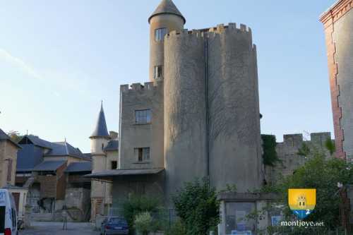 silotà grain en forme de tour de château, ancien moulin fortifié