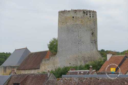 Donjon à Bec, château du Châtelier, voir aussi sa latrine ( w