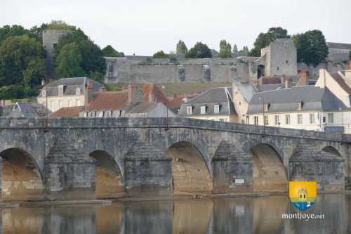 Pont de la Charité sur Loire, à gauche la Tour Perrinet Gressard et sur la droite la tour de Cuffy