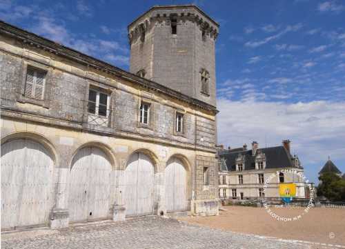 écurie du château, la tour octogonale et le château de Saint-Aignan-sur-Cher au fond.