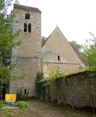 Chapelle du XIIe, caveau de la famille de Mac Mahon, elle fut fortement endommagée à la révolution française.